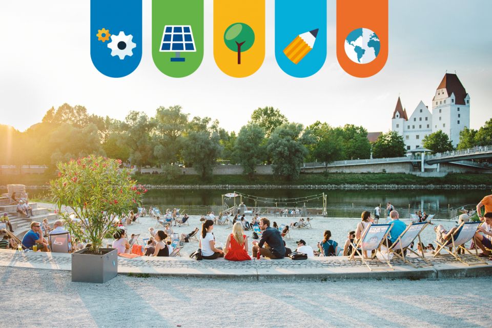 Menschen sitzen am Donaustrand Ingolstadt, bunte Icons der Handlungsfelder Nachhaltigkeitsagenda Ingolstadt