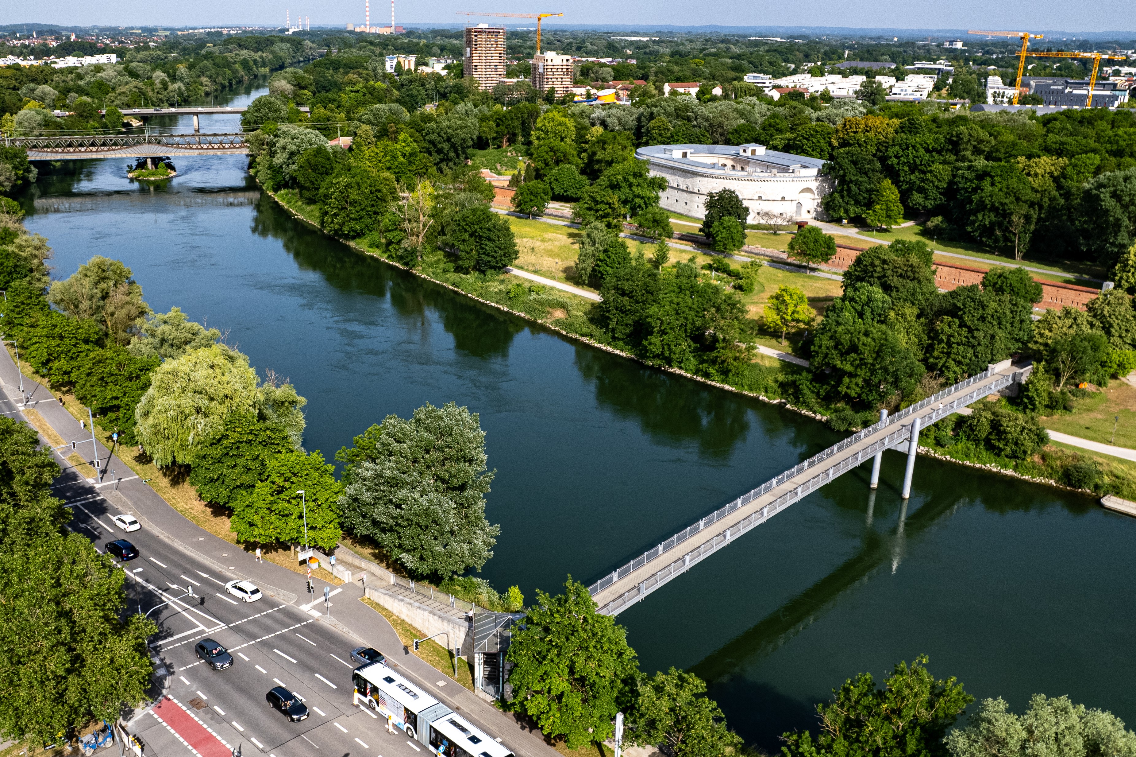 Südliches Donauufer zwischen Donausteg und Eisenbahnbrücke