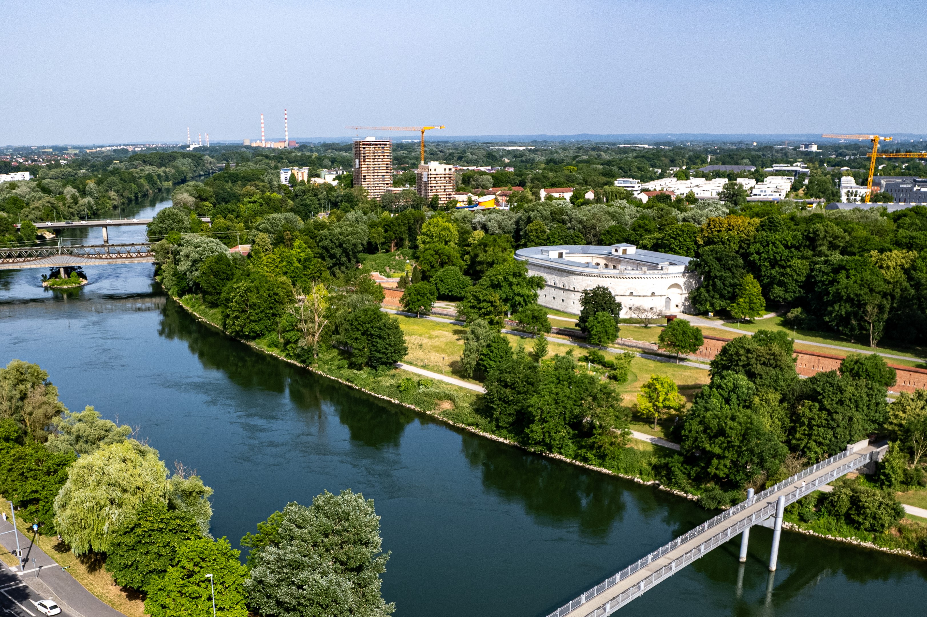 Südliches Donauufer zwischen Donausteg und Eisenbahnbrücke.