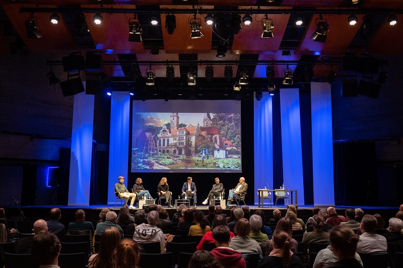 Veranstaltung Visionen 2045 im Stadttheater Ingolstadt mit Publikum und Plenum auf der Bühne